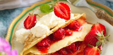 Naleśniki z truskawkami i bitą śmietaną