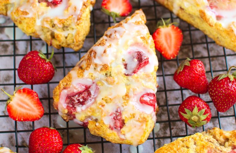 Scones z truskawkami