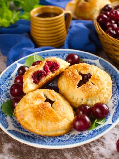 Ciasteczka drożdżowe z wiśnią
