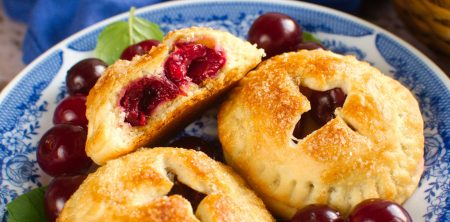 Ciasteczka drożdżowe z wiśnią