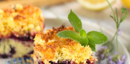 Ciasto z jagodami i kremem cytrynowym pod kokosową kołderką