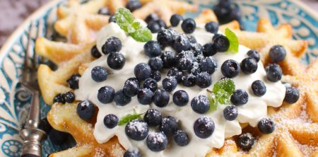 Gofry serowe z bitą śmietaną i jagodami