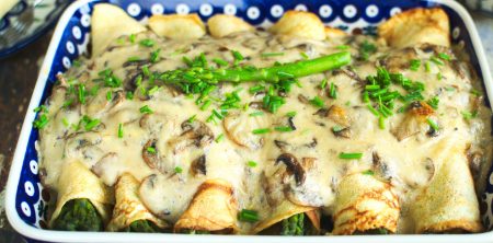 Naleśniki ze szparagami i sosem pieczarkowym