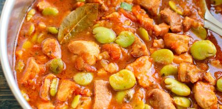 Pomidorowy gulasz wieprzowy z bobem