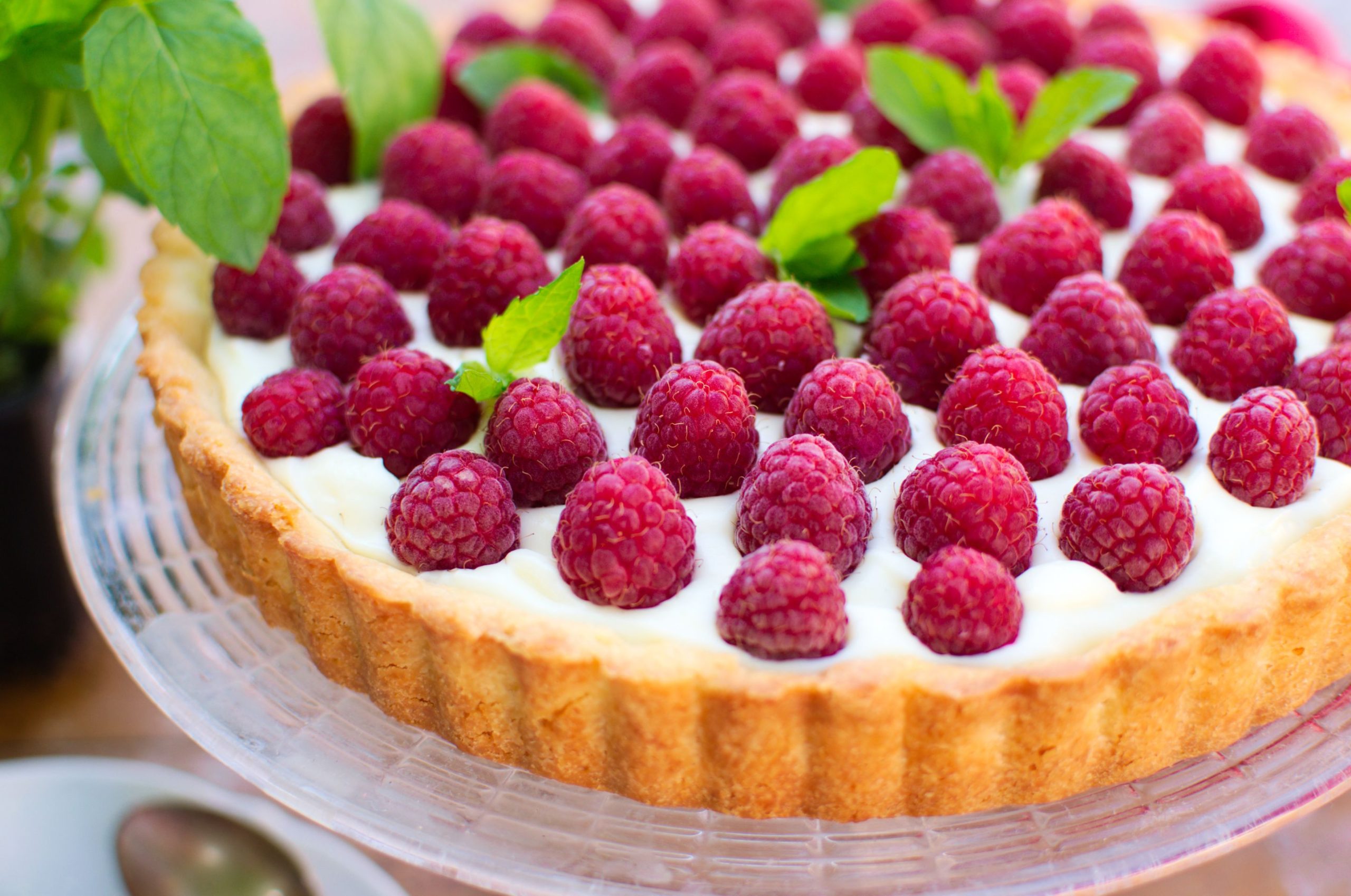 Tarta z kremem z białej czekolady i malinami