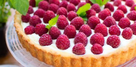 Tarta z kremem z białej czekolady i malinami