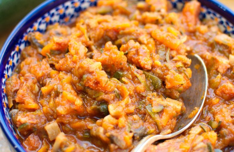 Bigos z cukinii z pieczarkami