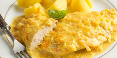 Fileciki z indyka w kremowym sosie z dynią i marchewką