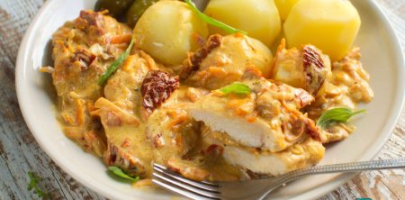 Fileciki z kurczaka w kremowym sosie z marchewką i suszonymi pomidorami