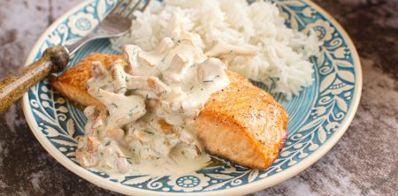 Pieczony łosoś z sosem kurkowym z koperkiem