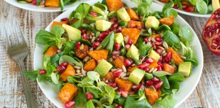 Sałatka z batatami, granatem i awokado