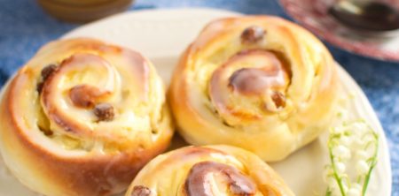 Drożdżowe ślimaczki serowo-budyniowe z rodzynkami