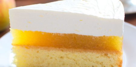 Szarlotka z bitą śmietaną