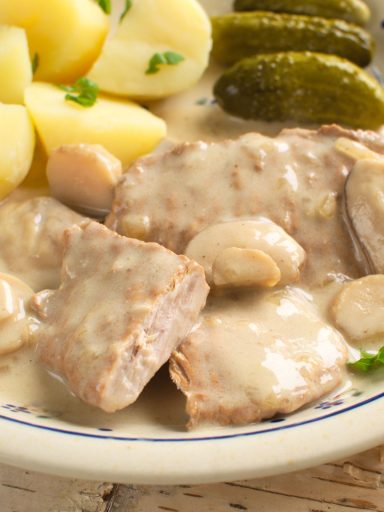 Sznycle schabowe gotowane w sosie prawdziwkowym