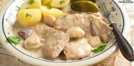 Sznycle schabowe gotowane w sosie prawdziwkowym