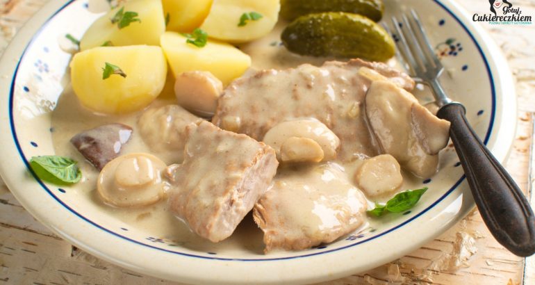 Sznycle schabowe gotowane w sosie prawdziwkowym