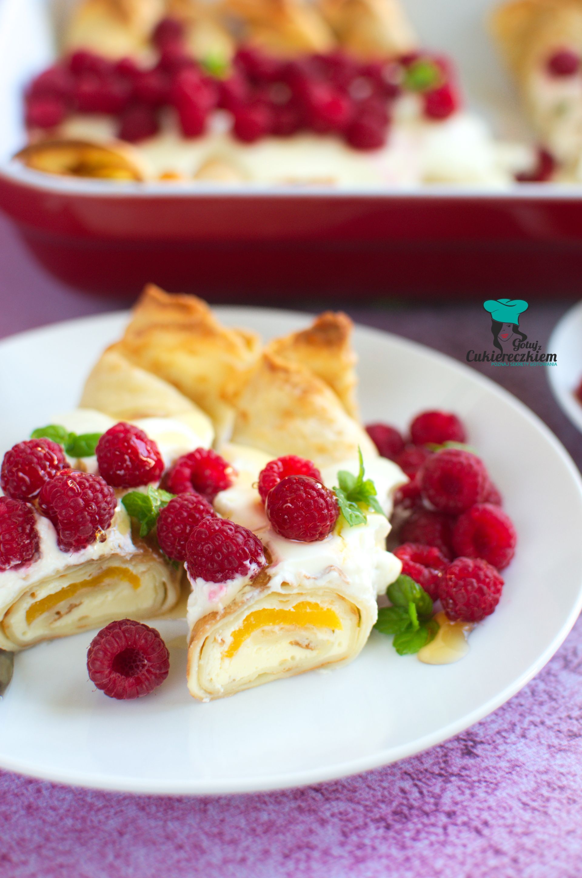 Naleśniki zapiekane z serem, brzoskwiniami i malinami