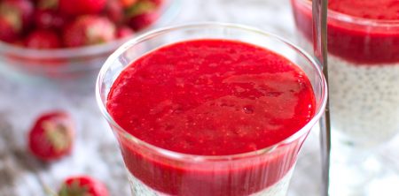 Pudding chia z musem truskawkowym