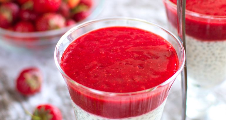 Pudding chia z musem truskawkowym