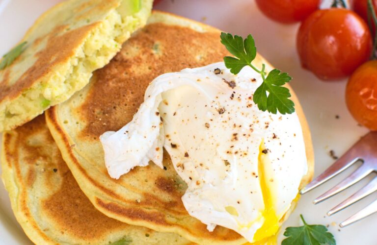 Jajko w koszulce na pancakes z awokado