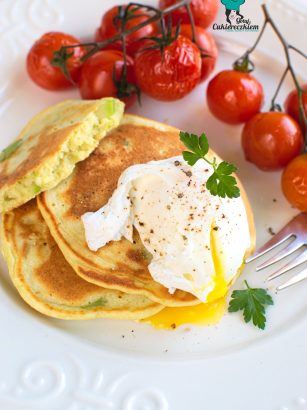 Jajko w koszulce na pancakes z awokado