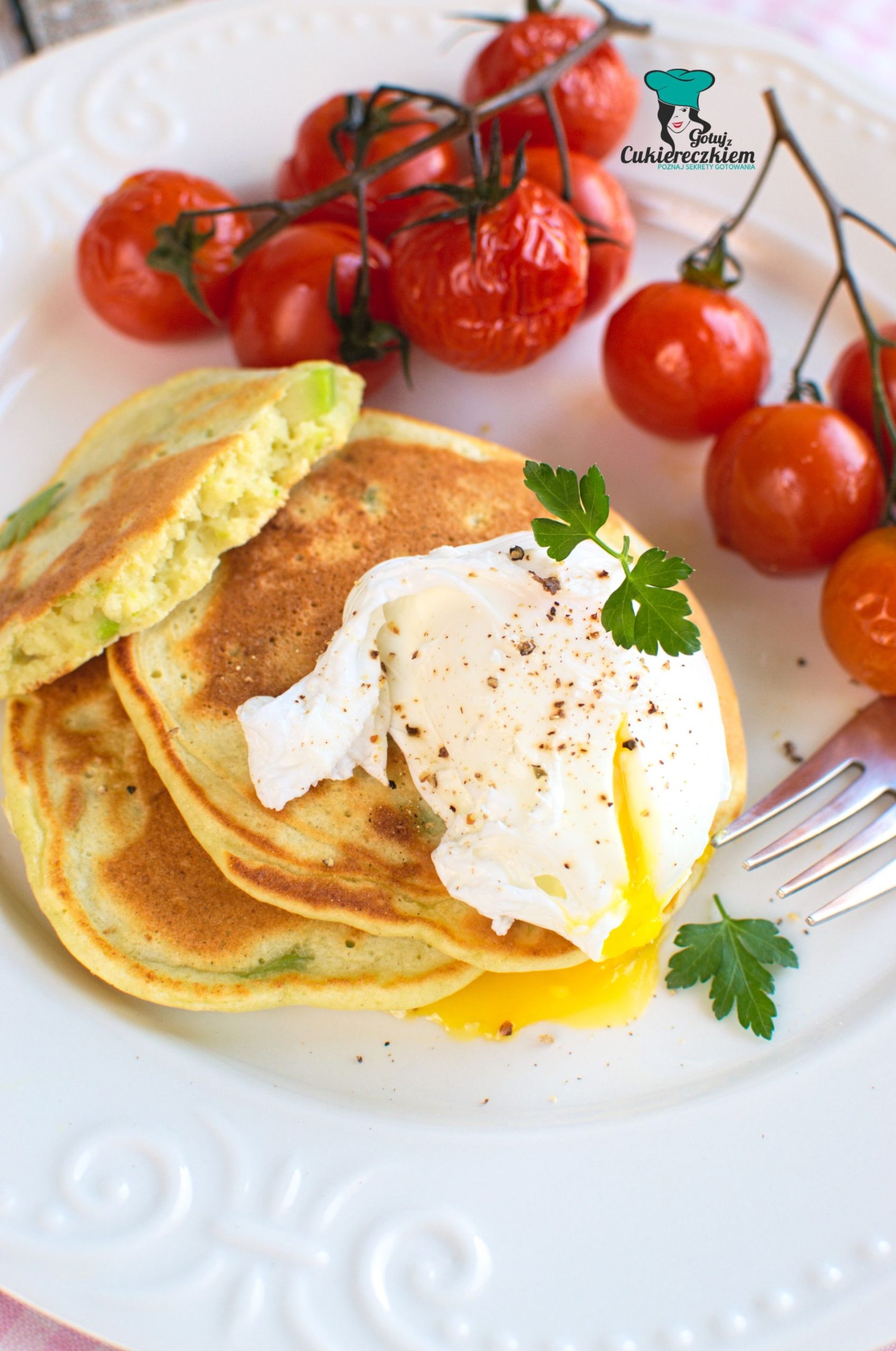 Jajko w koszulce na pancakes z awokado