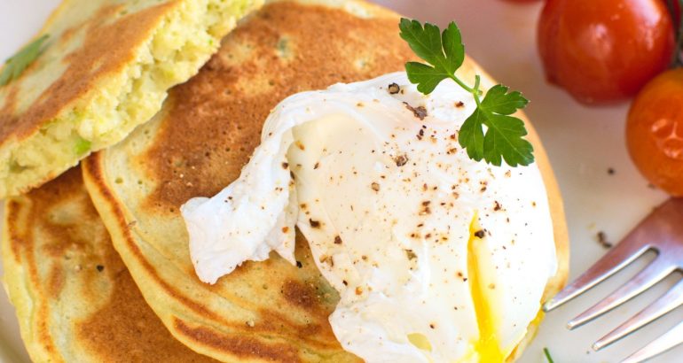 Jajko w koszulce na pancakes z awokado z pieczonymi pomidorkami koktajlowymi