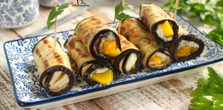Roladki z bakłażana z brzoskwinią i serem pleśniowym