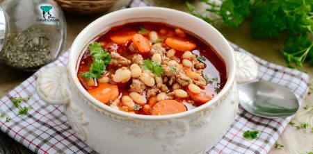 Zupa gulaszowa z fasolą i mięsem mielonym