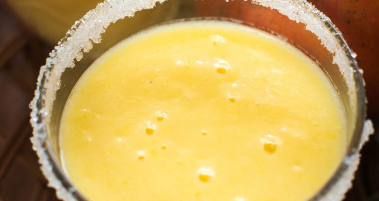 Koktajl z mango i pomarańczą