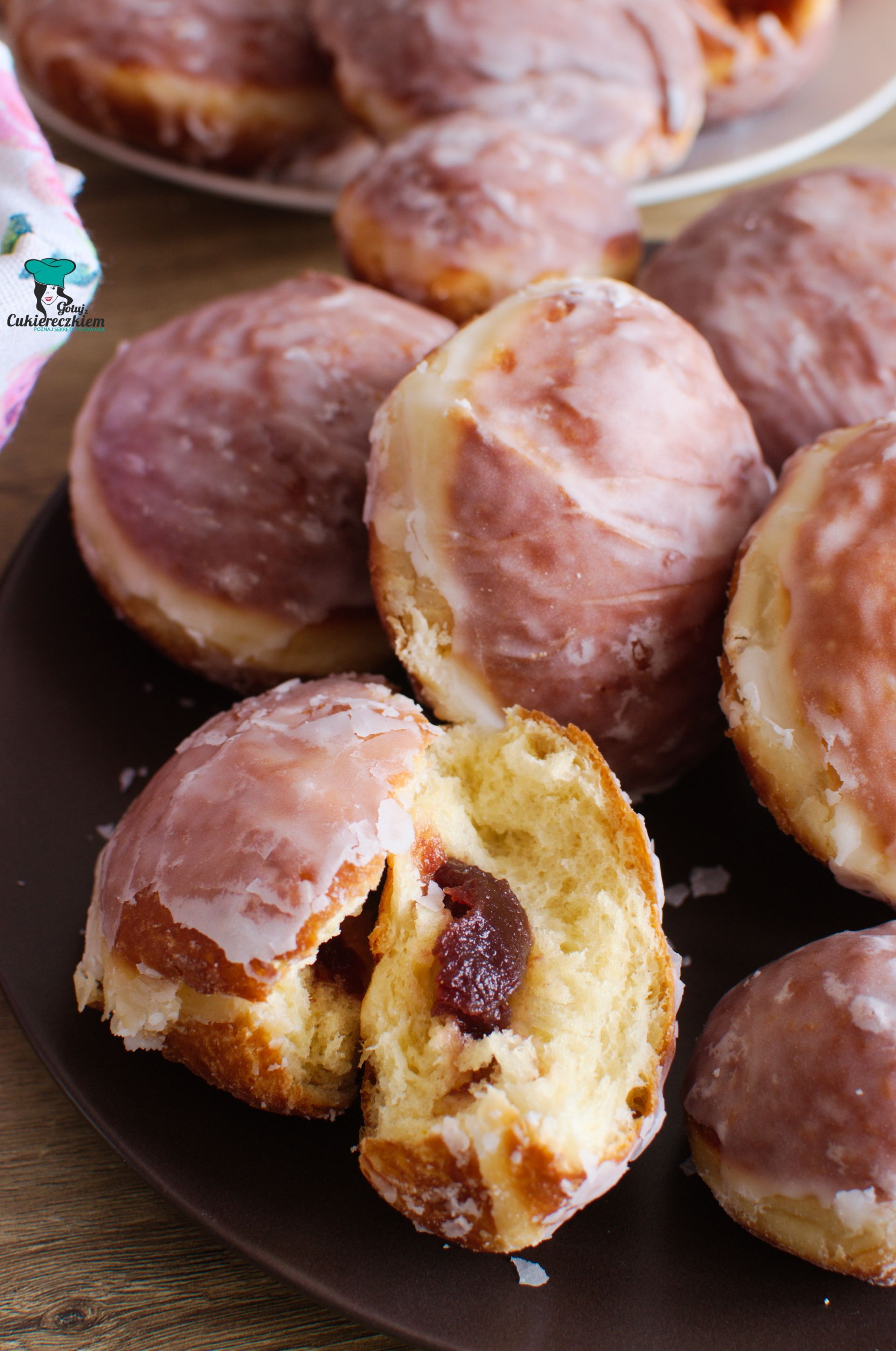 Pączki na śmietanie kremówce