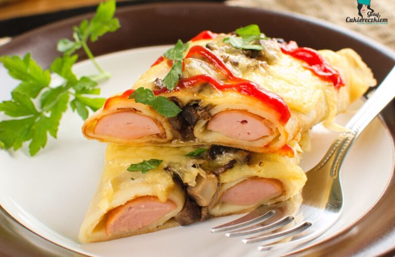 Parówki zapiekane w naleśnikach z pieczarkami