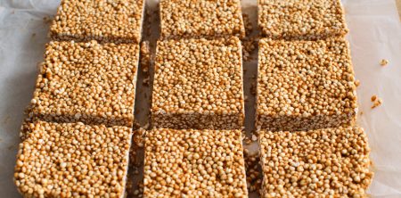 Batoniki z kaszy jaglanej z masłem orzechowym i czekoladą