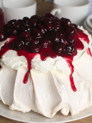 Beza Pavlova z wiśniami