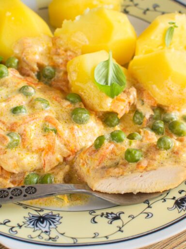 Fileciki z kurczaka w delikatnym sosie z zielonym groszkiem i marchewką