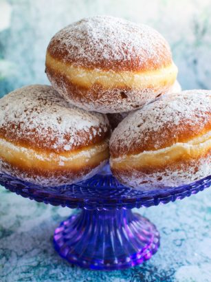 Pączki z cukrem pudrem i powidłami śliwkowymi