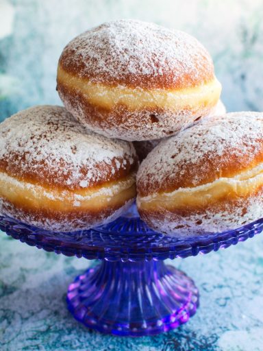 Pączki z cukrem pudrem i powidłami śliwkowymi