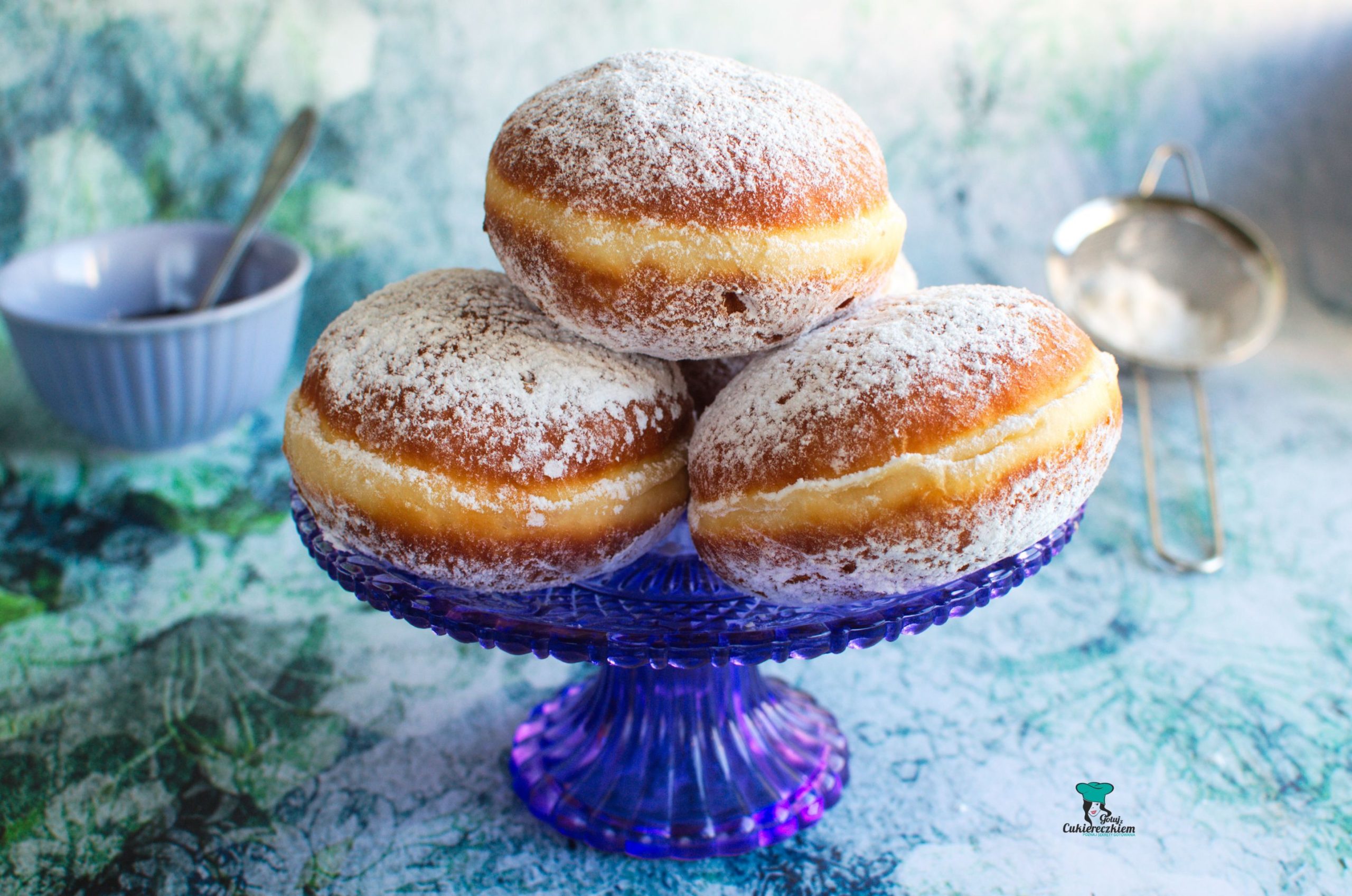 Pączki z cukrem pudrem i powidłami śliwkowymi