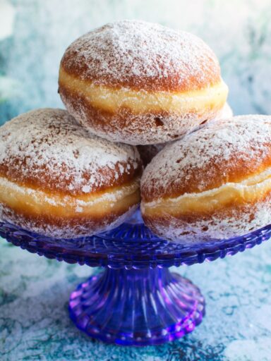Pączki z cukrem pudrem i powidłami śliwkowymi