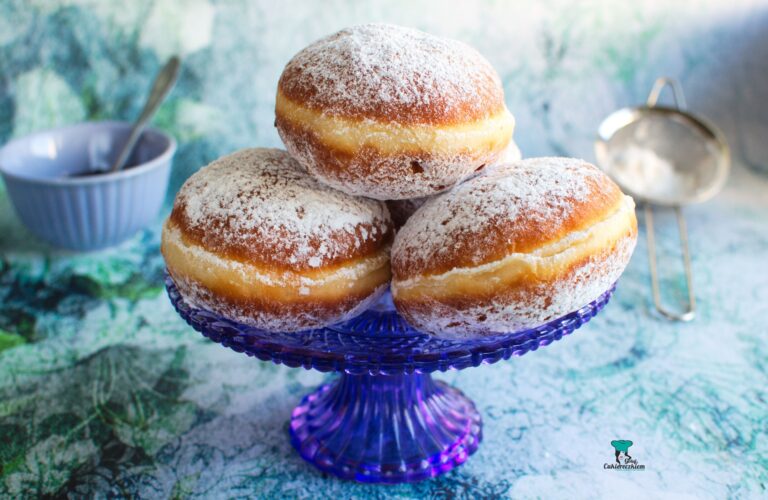 Pączki z cukrem pudrem i powidłami śliwkowymi