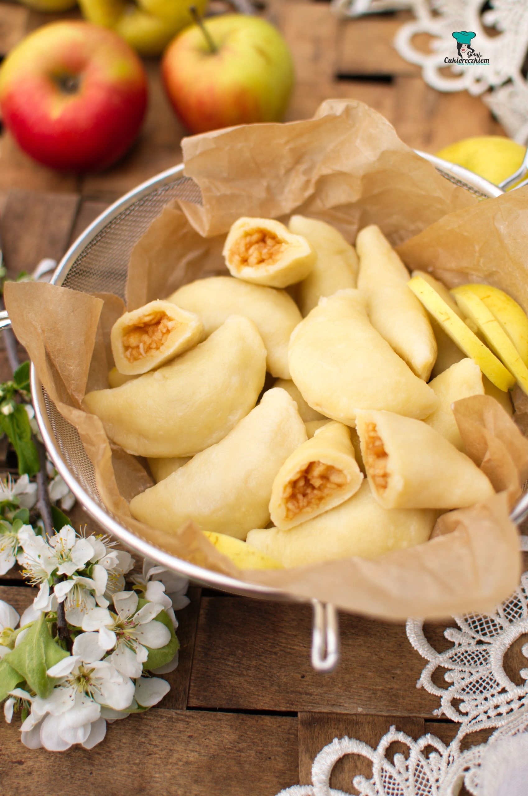Pierożki serowe z jabłkami
