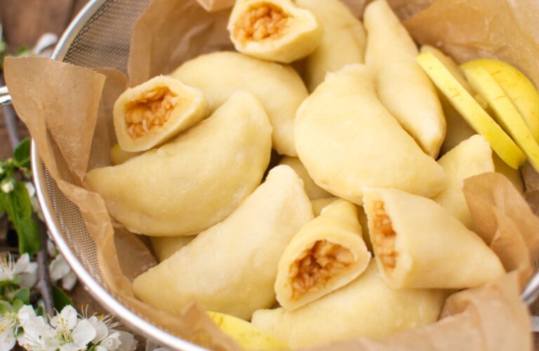 Pierożki serowe z jabłkami