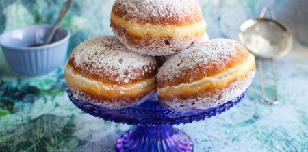 Pączki z cukrem pudrem i powidłami śliwkowymi