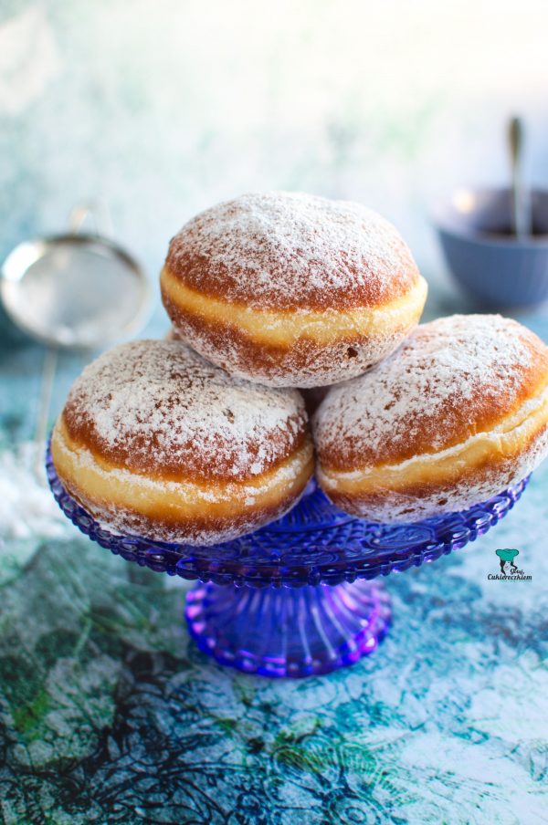 Pączki z cukrem pudrem i powidłami śliwkowymi