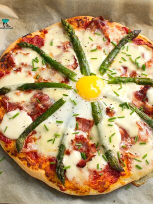 Pizza ze szparagami, boczkiem i jajkiem