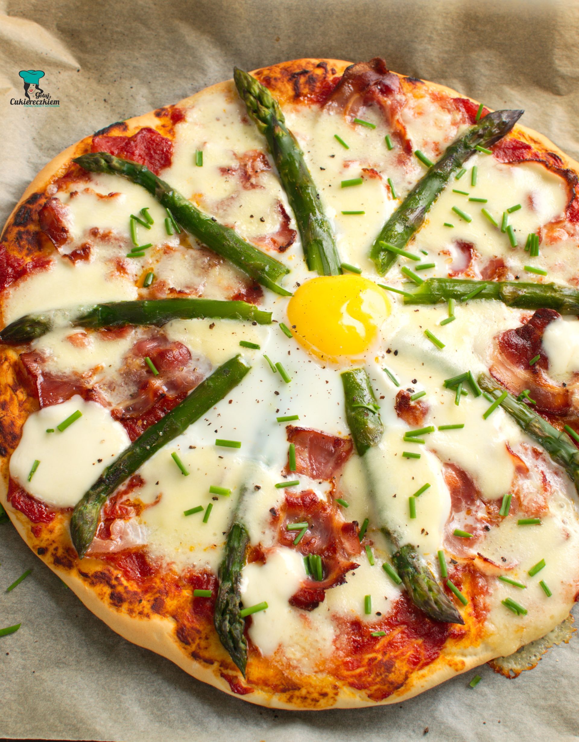 Pizza ze szparagami, boczkiem i jajkiem