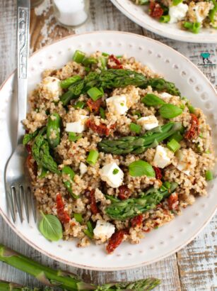 Sałatka z quinoa, szparagami, suszonymi pomidorami i fetą
