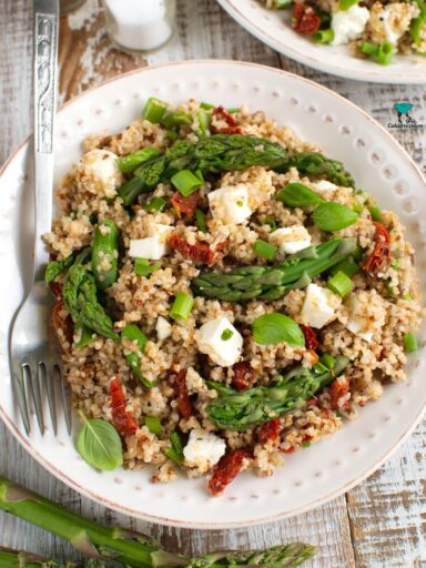 Sałatka z quinoa, szparagami, suszonymi pomidorami i fetą