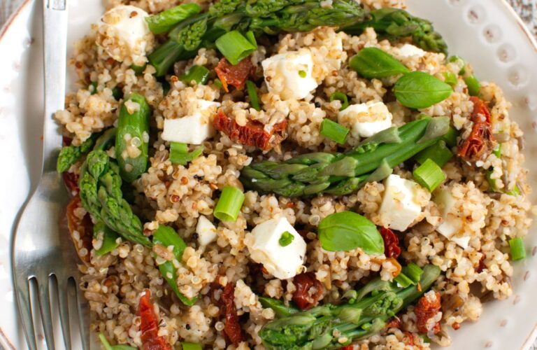 Sałatka z quinoa, szparagami, suszonymi pomidorami i fetą