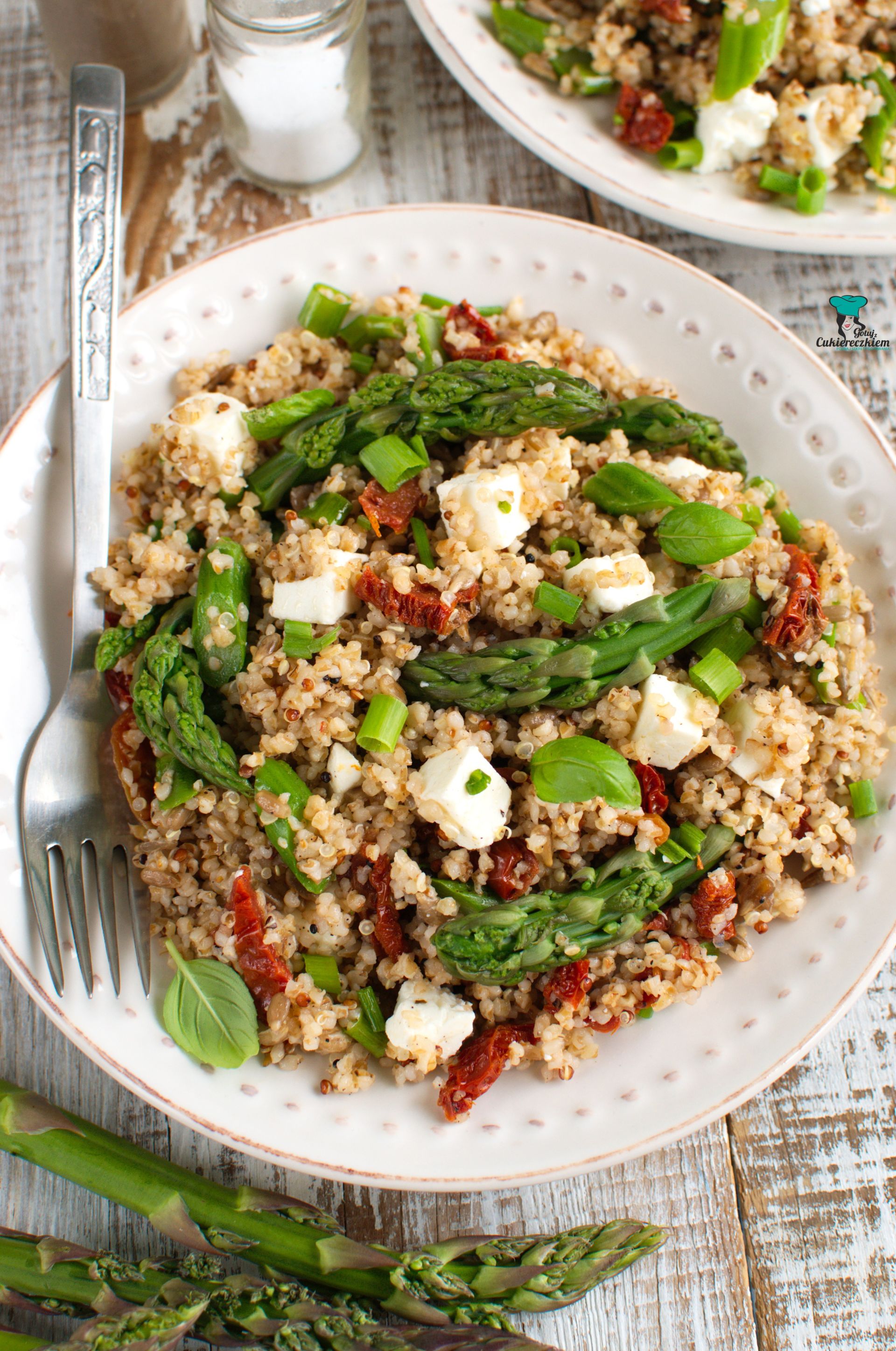 Sałatka z quinoa, szparagami, suszonymi pomidorami i fetą